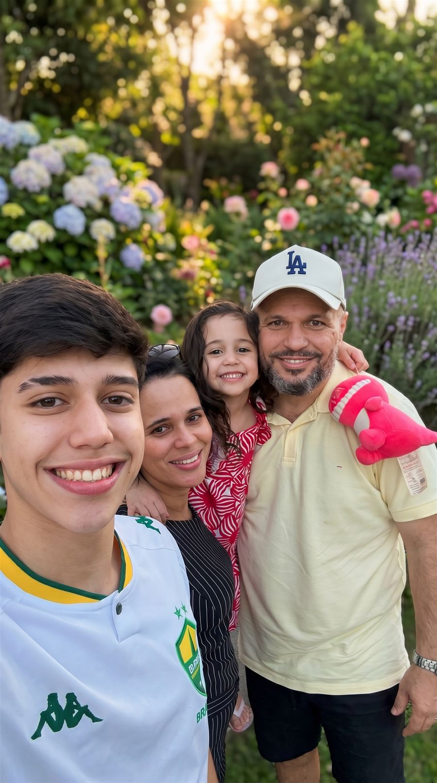 Ero Machado com a família em um jardim florido ao entardecer